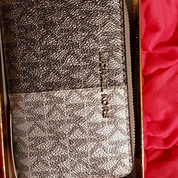 Nwt Michael Kors crossbody and wallet set metallic black and silver signature ♥️